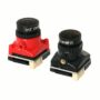 Zwei kleine Kameramodule auf Platinen, eines rot und eines schwarz, mit aufgesetzten Weitwinkelobjektiven (aufgedruckt „2.1mm 5MP IR“) und Anschlussleisten vor weißem Hintergrund.