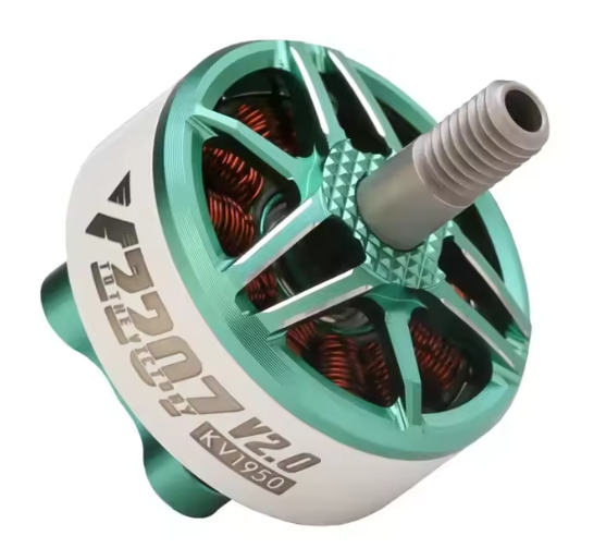 Kompakter FPV-Brushless-Drohnenmotor in grün-weißem Metall mit offenen Radialauslässen, sichtbaren kupferfarbenen Wicklungen, gestuftem Gewinde-Achsende und Beschriftung A2207 V2.0 KV1950.