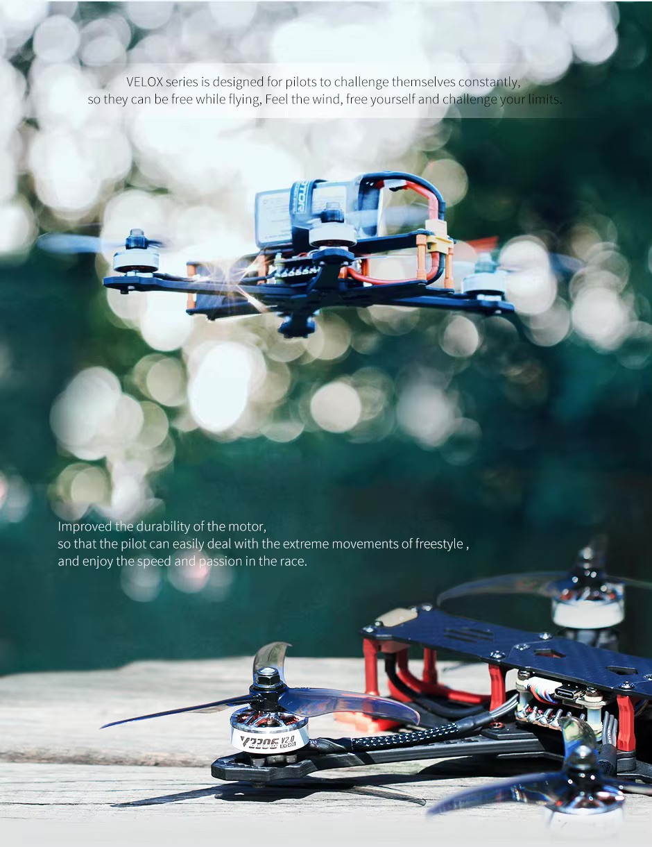 Nahaufnahme von zwei FPV‑Rennquadcopter‑Motoren mit Propellern: ein Copter schwebt im unscharfen Bokeh‑Hintergrund, im Vordergrund liegt ein weiteres Fluggerät auf einer Holzfläche; sichtbar sind Rahmen, Kabel und Akkukomponenten.
