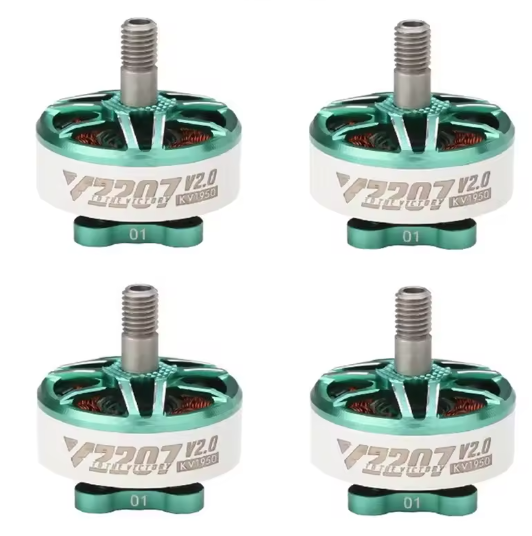 Vier grün-weiß lackierte FPV-Brushless-Drohnenmotoren (V2207 V2.0 KV1950) mit sichtbaren Kupferwicklungen und Schraubwellen, auf hellem Hintergrund angeordnet.