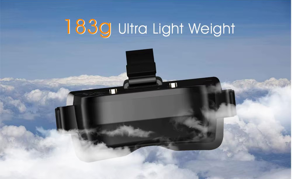 Schwarze FPV-Drohnenbrille schwebt vor einem Wolkenhimmel, darüber der Schriftzug 183g Ultra Light Weight, der die geringe Masse betont.