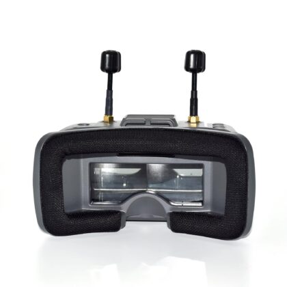 Frontansicht einer grauen FPV-Drohnenbrille mit schwarzem Polsterschaum um die Augenöffnung, rechteckiger Linse und zwei kurzen Antennen auf der Oberseite.
