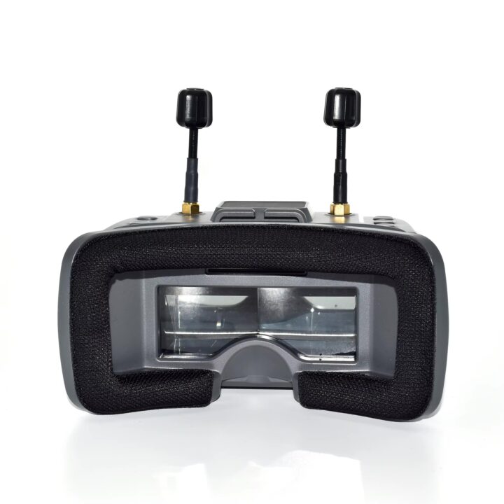 vr200-58g-fpv-goggles-mit-hdmi-und-typec-ladung Frontansicht einer grauen FPV-Drohnenbrille mit schwarzem Polsterschaum um die Augenöffnung, rechteckiger Linse und zwei kurzen Antennen auf der Oberseite.