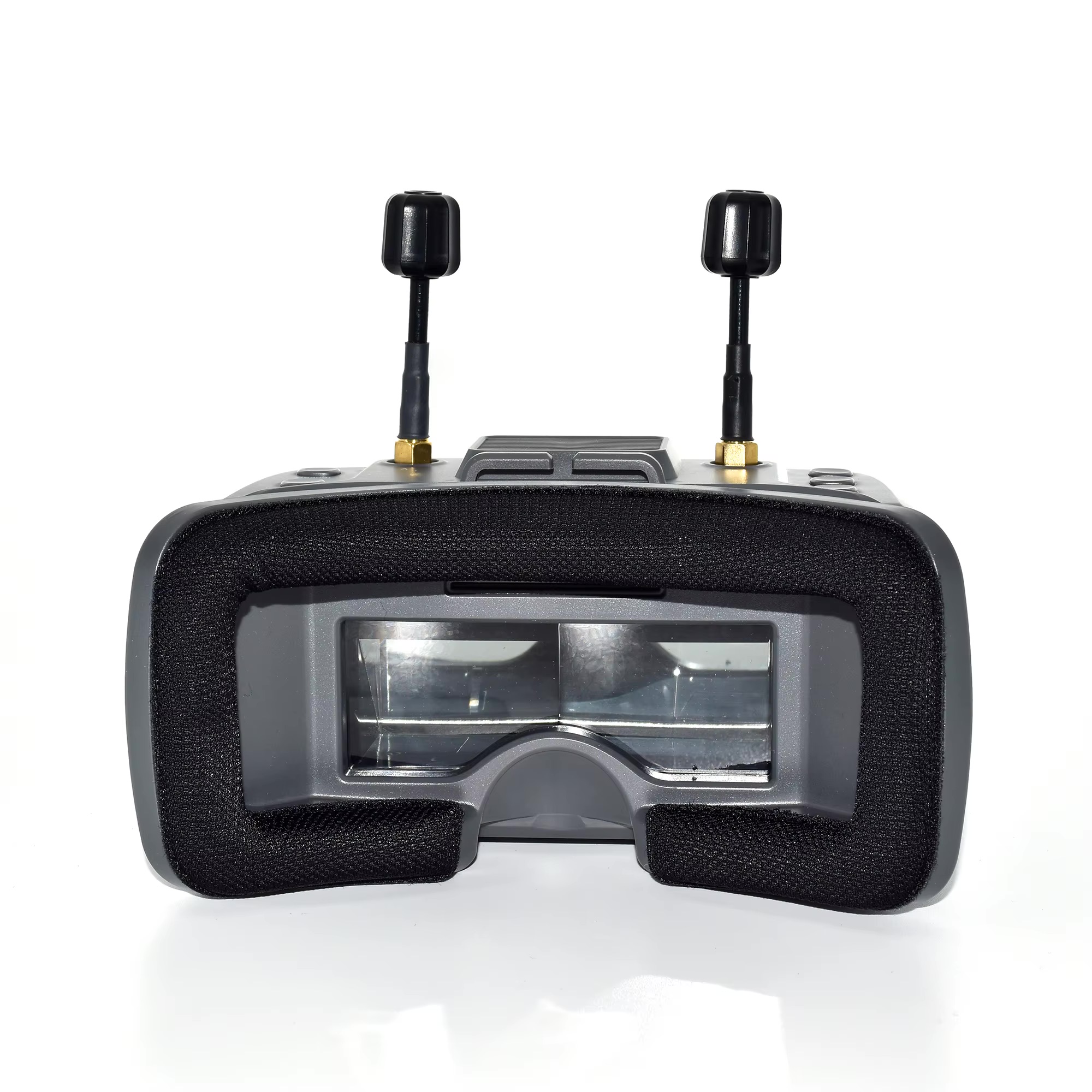 Frontansicht einer grauen FPV-Drohnenbrille mit schwarzem Polsterschaum um die Augenöffnung, rechteckiger Linse und zwei kurzen Antennen auf der Oberseite.