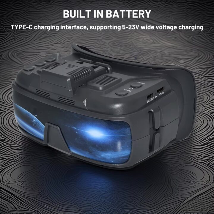 vr200-fpv-brille-ips-1024x600-dvr-fpv-racing Schwarze FPV‑Drohnenbrille mit integriertem Akku, sichtbaren Bedientasten und Type‑C/HDMI‑Anschlüssen sowie blau leuchtendem, galaktischem Displaymotiv, auf einer strukturierten dunklen Oberfläche präsentiert.