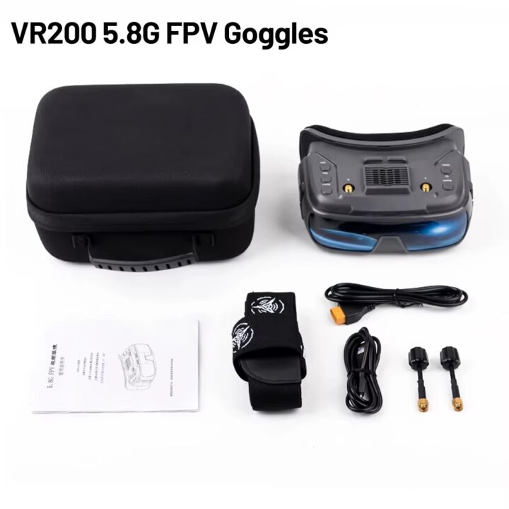 vr200-fpv-headset-35-zoll-bildschirm-fpv-piloten FPV-Drohnenbrille mit blau getöntem Visier, daneben schwarze Transporttasche und Zubehör (Kopfbügel/Strap, Kabel, zwei Antennen und Bedienungsanleitung) auf weißem Hintergrund.