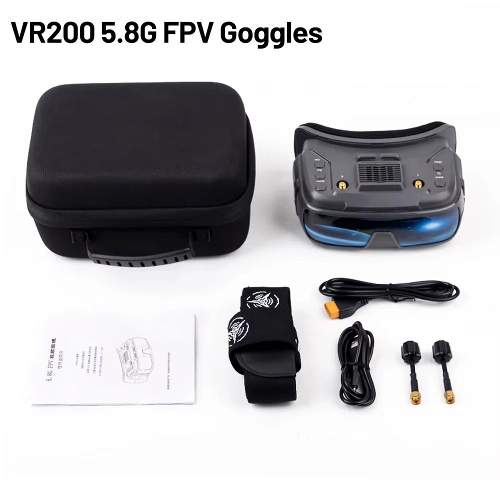 FPV-Drohnenbrille mit blau getöntem Visier, daneben schwarze Transporttasche und Zubehör (Kopfbügel/Strap, Kabel, zwei Antennen und Bedienungsanleitung) auf weißem Hintergrund.