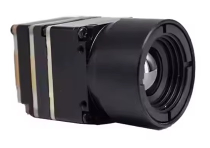 Screenshot Kompakte Wärmebildkamera für FPV-Drohnen, rechteckiges Modul mit gestapelten Platinen und schwarzem zylindrischem Objektiv an der Vorderseite.
