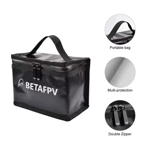 wasserdichte-lipo-akku-tasche-fuer-fpv-und-rc-drohnen Schwarze rechteckige, wasserdichte Tasche mit Tragegriff und weißem BETAFPV-Logo sowie Doppelreißverschluss; rechts drei Kreis-Detailansichten zeigen Tragegriff, schützendes Gewebe und den Doppelreißverschluss.