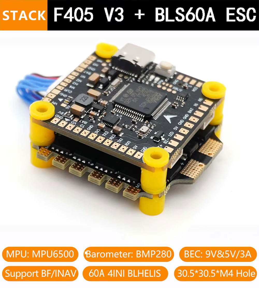Gestapeltes FPV-Flightcontroller- und ESC-Paket (F405 V3 + BLS60A) mit schwarzen Leiterplatten, sichtbarem Micro-USB-Anschluss, vielen goldenen Lötpads, gelben Abstandshaltern und seitlichen ESC-Ausgängen.